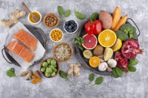 Immagine di tavola imbandita con alimenti che seguono i principi della Neuro-Nutrizione